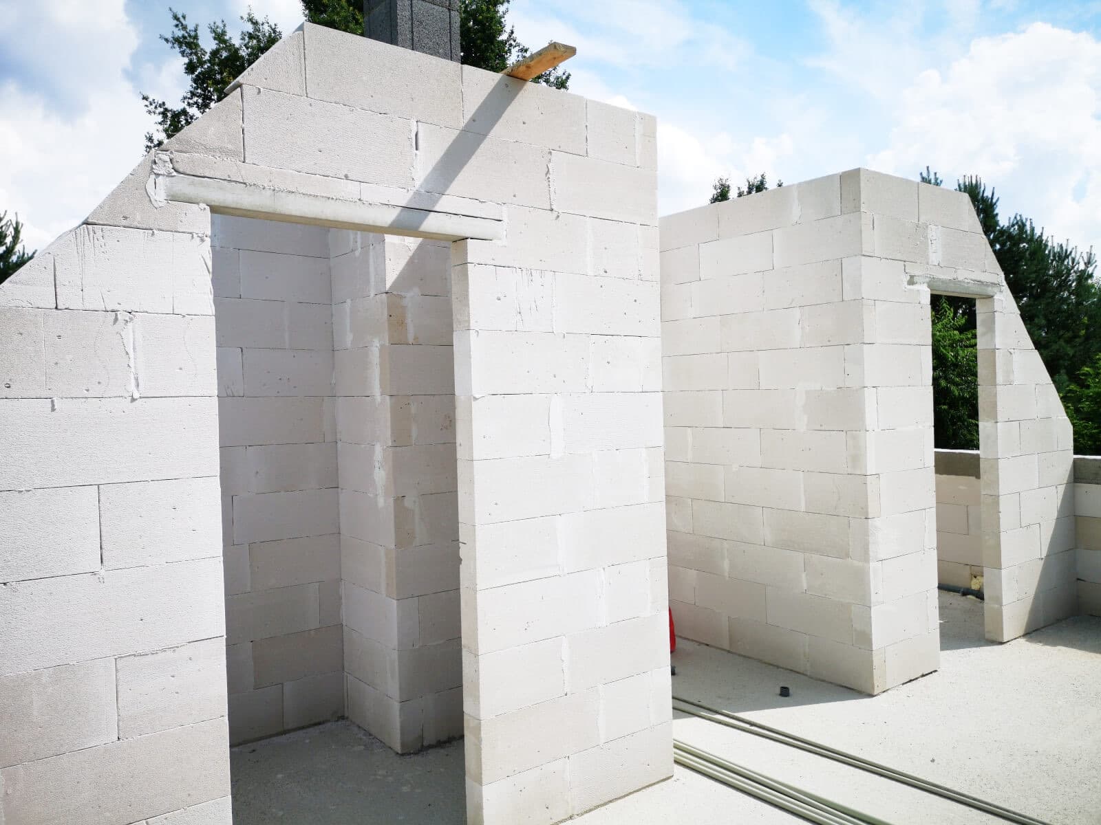 Murowanie ścian konstrukcyjnych domu - pustaki ceramiczne na placu budowy